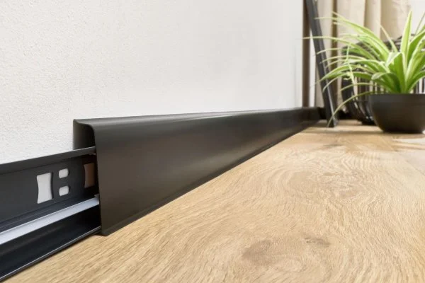 Плинтус пластиковый Arbiton INDO70 220 Чёрный матовый 2.5 м в Сыктывкаре