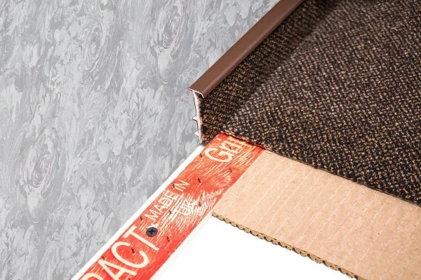 Плинтус для ковролина Korner Listwa 105 Темно-коричневый 2,5м (50мм) в Сыктывкаре